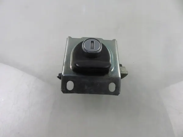 Bakluckelåsinsats OEM 5Z6827774 - Begagnad VW Del image 3
