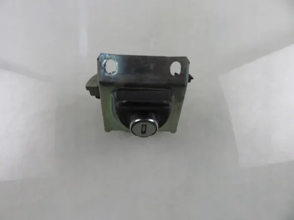 Bakluckelåsinsats OEM 5Z6827774 - Begagnad VW Del image 4