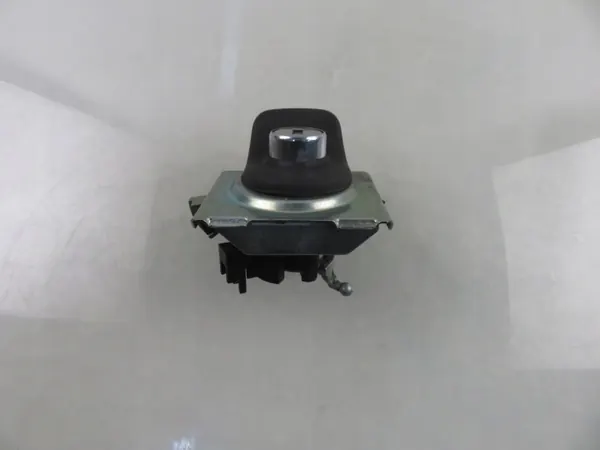 Bakluckelåsinsats OEM 5Z6827774 - Begagnad VW Del image 5