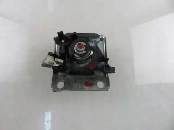 Bakluckelåsinsats OEM 5Z6827774 - Begagnad VW Del image 6