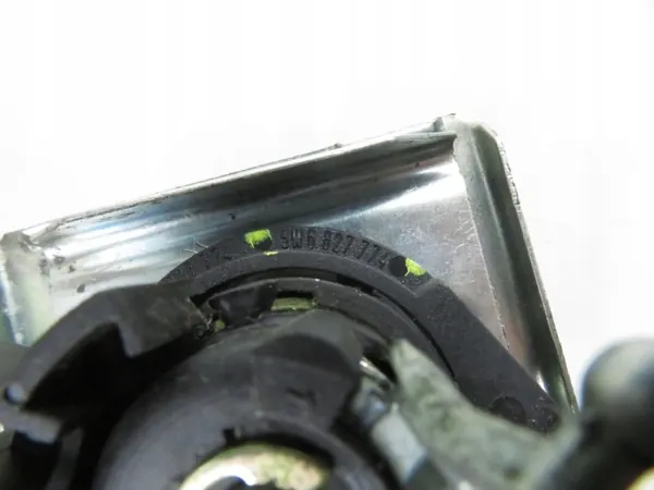 Bakluckelåsinsats OEM 5Z6827774 - Begagnad VW Del image 7