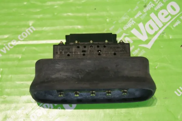 Mercedes Vito W447 liukuoven mikrokytkin OEM 6398200654 image 3