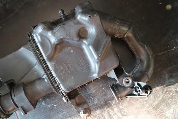 Nissan Ilmansuodattimen Kotelo Note II E12 OEM 165003VD0A image 6