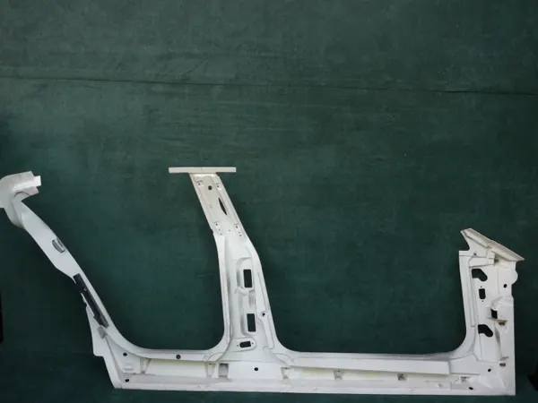 Aston Martin Rapide kynnyspilarin niitit OEM AD43-F20412-AG image 2