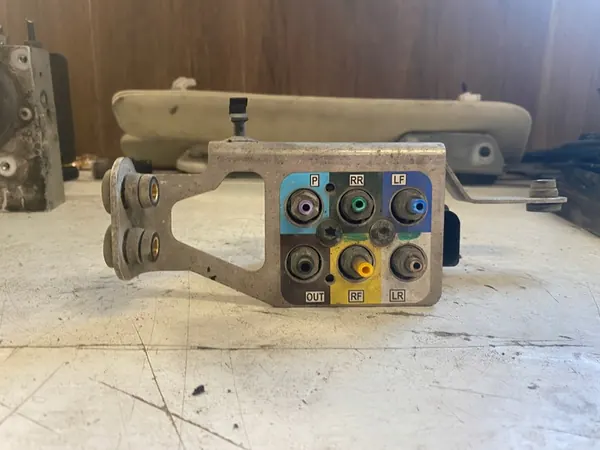 DISTRIBUTEUR PNEUMATIQUE TESLA MODEL S 2013 OEM 1524-00272 image 1