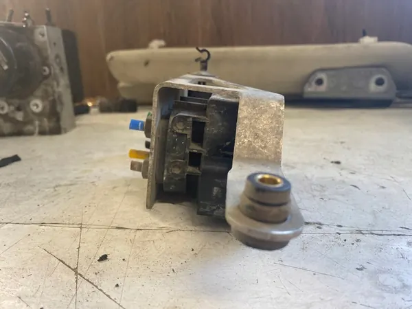 DISTRIBUTEUR PNEUMATIQUE TESLA MODEL S 2013 OEM 1524-00272 image 2