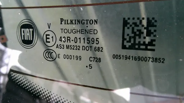 Cristal de portón Fiat 500X OEM SZYBA KLAPY - Usado image 3