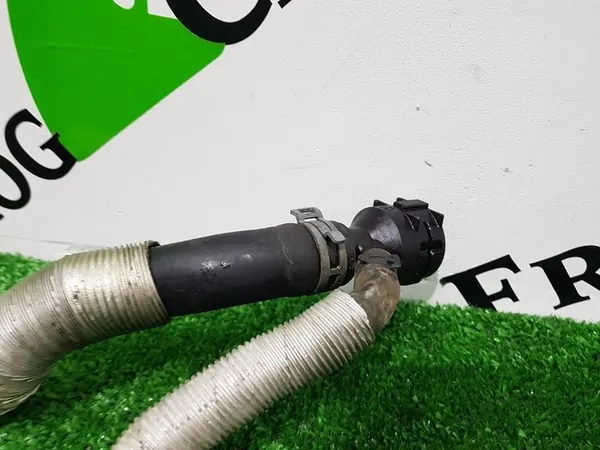 Audi Q3 2.0 TFSI Vesiputkisarja 06j121075f image 4