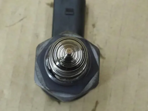 Bränsletrycksensor OEM A6420700146 för Mercedes OM642 image 8