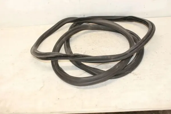 Joint de coffre VW Passat B7 Alltrack OEM 3C9827705B image 2