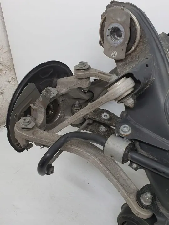 Viga de eje trasero Mercedes A2133501017 - Usado image 6