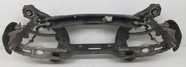 Viga de eje trasero Mercedes A2133501017 - Usado image 8