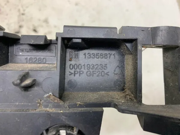 Scivolo di montaggio paraurti destro anteriore Opel Zafira C image 4