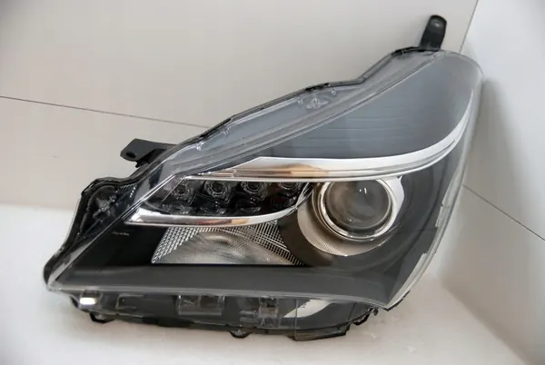 Faros delanteros izquierdo Toyota Yaris 2015 OEM 81170-0DA50 image 5