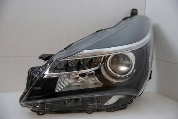 Faros delanteros izquierdo Toyota Yaris 2015 OEM 81170-0DA50 image 6