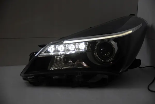 Faros delanteros izquierdo Toyota Yaris 2015 OEM 81170-0DA50 image 8