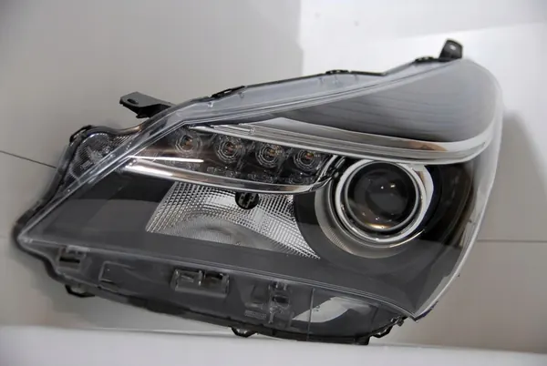 Faros delanteros izquierdo Toyota Yaris 2015 OEM 81170-0DA50 image 9