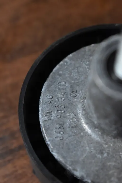 Audi OE Spännare med skruv 06M903341D image 2