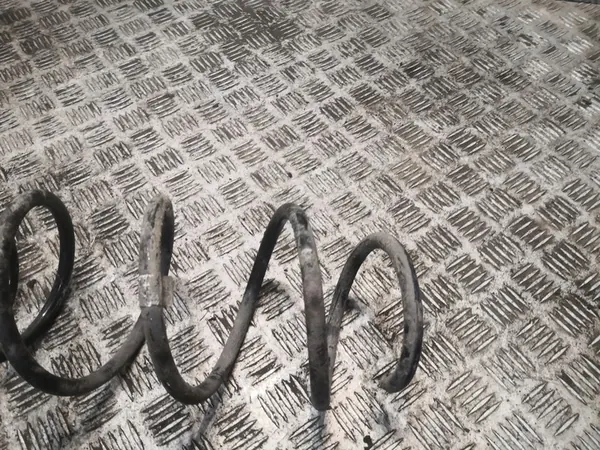 Mercedes-Benz C W204 Molla anteriore lato sinistro OEM 2043212304 image 3