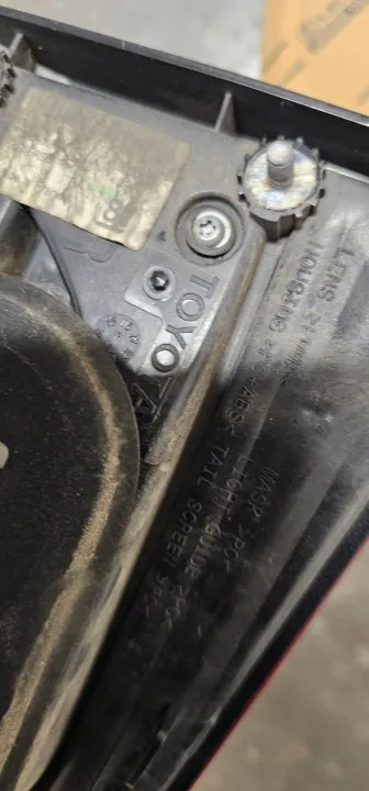 OEM 8158005160 Luz trasera derecha interior TOYOTA Avensis image 3