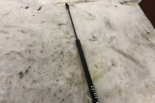 Oikea konepellin aktuaattori AUDI Q3 2014 8U0823359B image 3