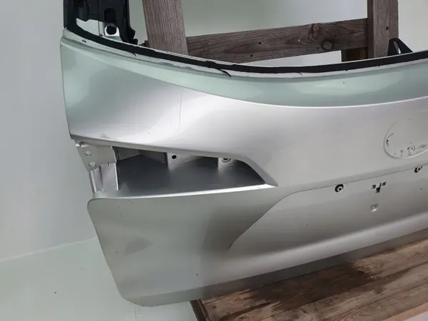 Puerta trasera OEM ACR647 para Toyota Corolla XII image 3