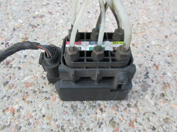 Distribuidor Airmatic Mercedes OEM aaqw251 Usado image 2