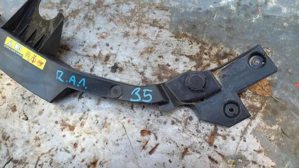 Etupyörän oikea turvavyön kiinnike OEM 9826095480 image 3