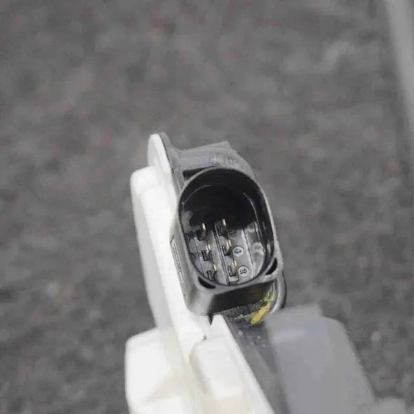 Höger framdörrslås VW PASSAT B7 5N1837016E image 2