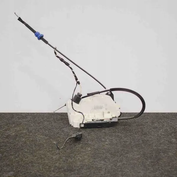 Höger framdörrslås VW PASSAT B7 5N1837016E image 3