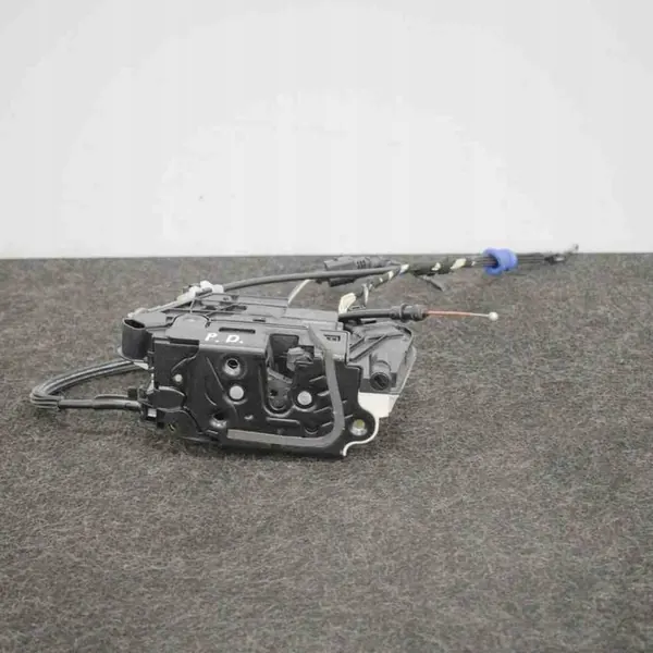 Höger framdörrslås VW PASSAT B7 5N1837016E image 4