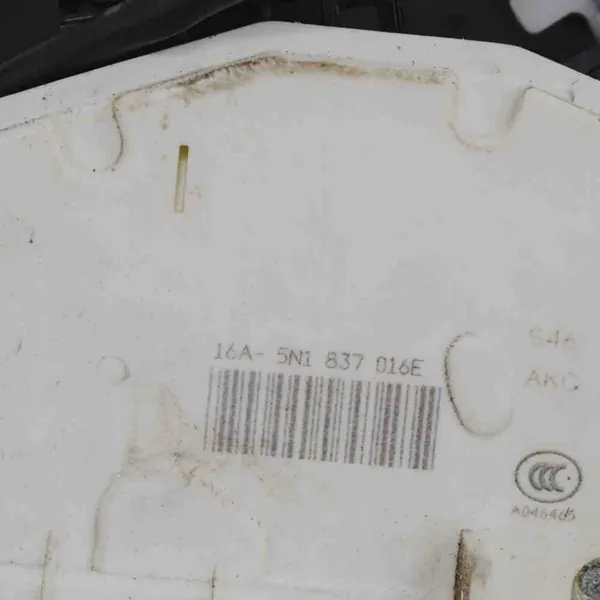 Höger framdörrslås VW PASSAT B7 5N1837016E image 5