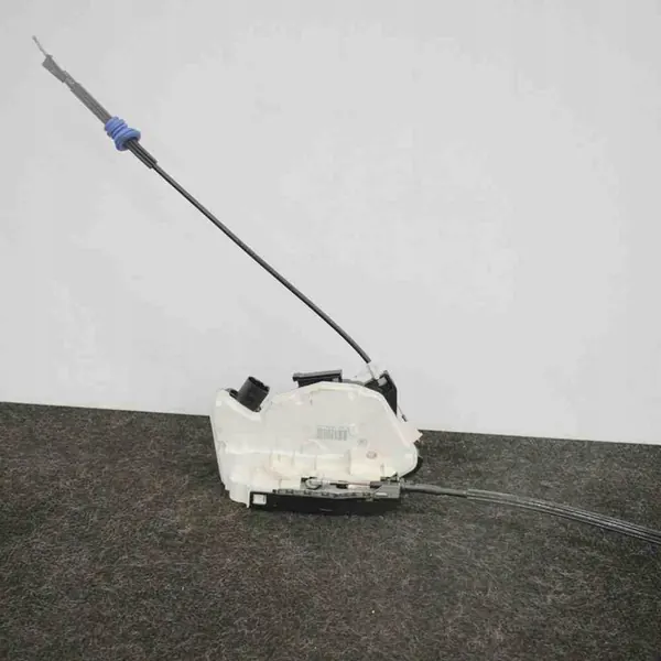 Höger framdörrslås VW PASSAT B7 5N1837016E image 6