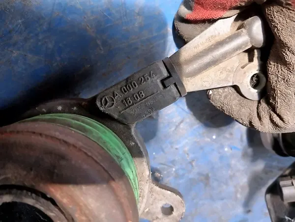 Mercedes W203 W211 Kytkinvapautin A0002541608 image 2