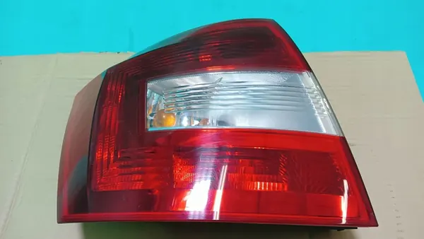Luz trasera izquierda Skoda Rapid Spaceback OEM image 4