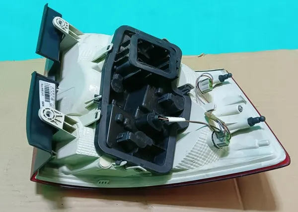 Luz trasera izquierda Skoda Rapid Spaceback OEM image 6