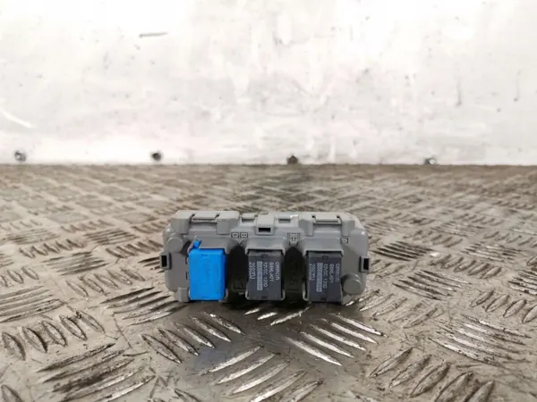 Honda CR-V Relelaatikko OEM FBZ9445 - Käytetty image 2