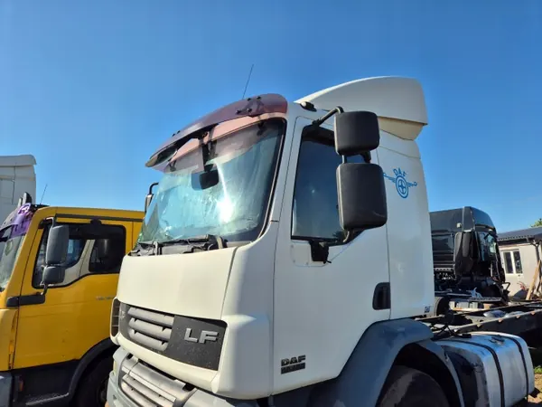 Cabine Complète DAF 45/55 LF Euro 5 en Bon État image 2