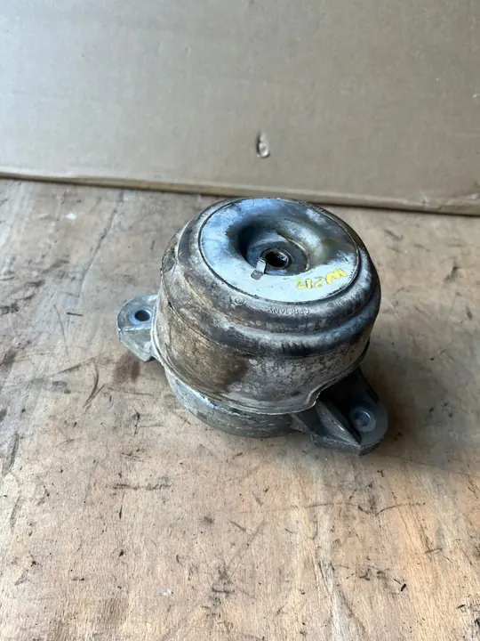 Soporte de motor Mercedes W218 W212 A2122403317 image 2