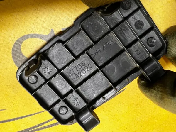 OEM 67750-42060 Tavaratilan peite Toyota RAV4 V:lle image 10