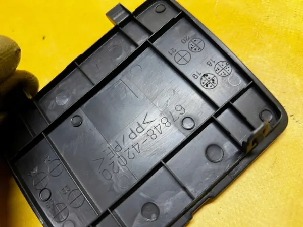 OEM 67750-42060 Tavaratilan peite Toyota RAV4 V:lle image 8