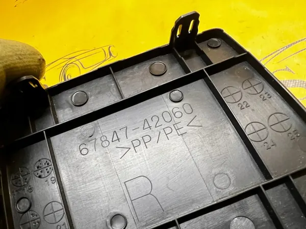 OEM 67750-42060 Tavaratilan peite Toyota RAV4 V:lle image 9