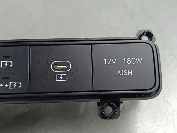 Enchufe USB Hyundai Kona II OEM 961A0BE200X image 3