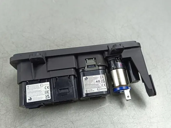 Enchufe USB Hyundai Kona II OEM 961A0BE200X image 4