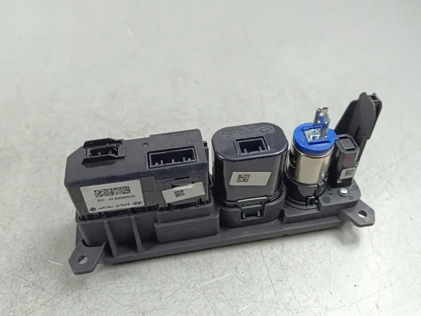 Enchufe USB Hyundai Kona II OEM 961A0BE200X image 5