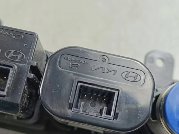Enchufe USB Hyundai Kona II OEM 961A0BE200X image 6