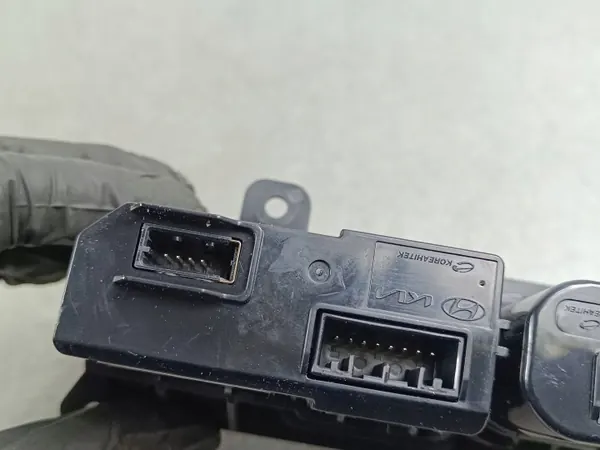 Enchufe USB Hyundai Kona II OEM 961A0BE200X image 7
