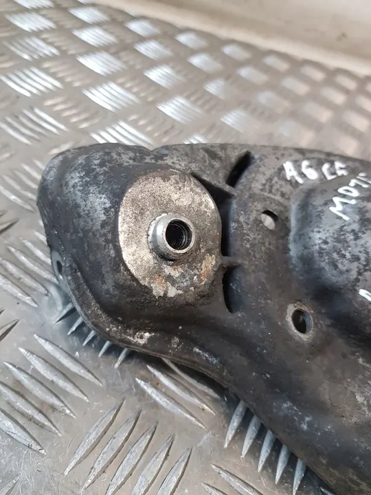 AUDI A6 C5 Iskunvaimentimen Kiinnike Oikea Etu 8D0412383E image 4