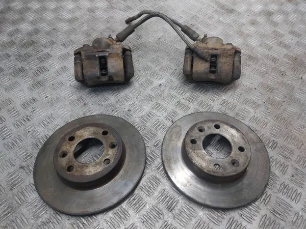 Discos e Pinças de Travão Dianteiros Usados Renault Thalia image 2