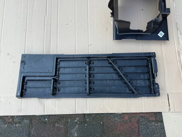 Land Rover Defender L663 ventilationsgallret OEM L8B28475AC image 3